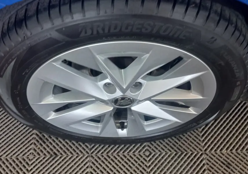Gros plan sur la roue avant droite de la Skoda Octavia bleue, mettant en valeur la jante alu argentée et le pneu Bridgestone.
