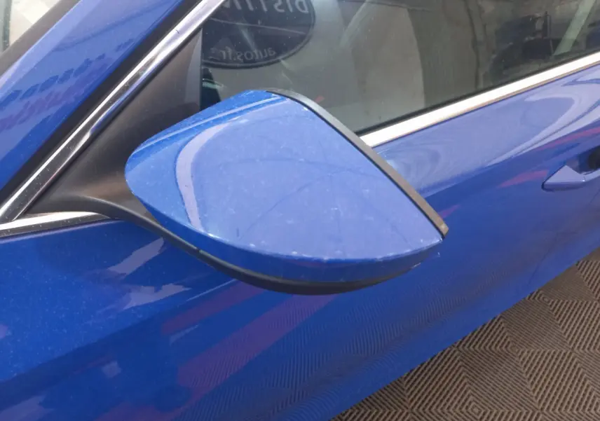 Rétroviseur côté gauche bleu de la Skoda Octavia 1.5 TSI mHEV e-TEC 150 DSG7 Style 2022, vue rapprochée.