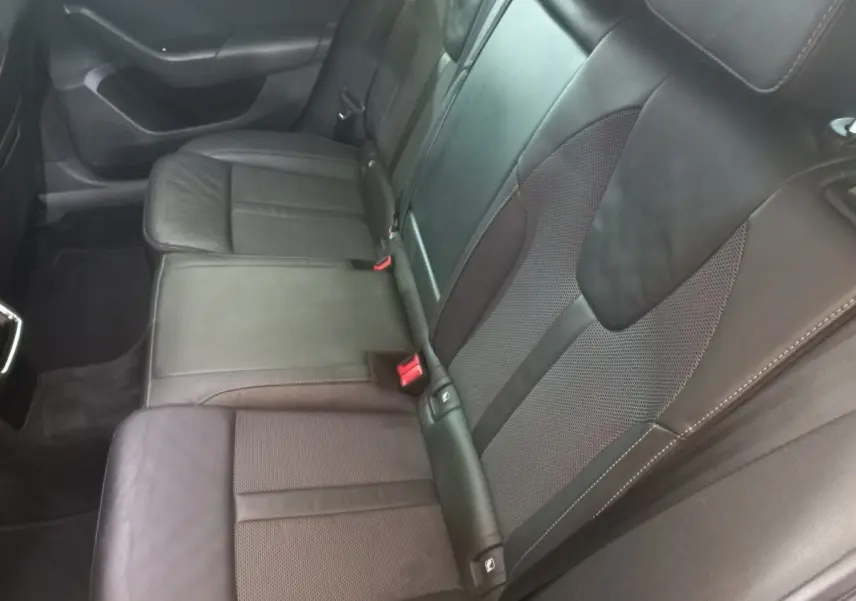 Vue intérieure côté droit sur la banquette arrière en cuir noir de la Skoda Octavia 1.5 TSI mHEV 2022.