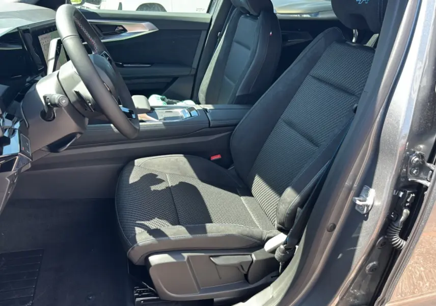 Intérieur côté conducteur du Renault Austral E-Tech 200 Esprit Alpine 2025, siège sport semi-alcantara gris schiste.