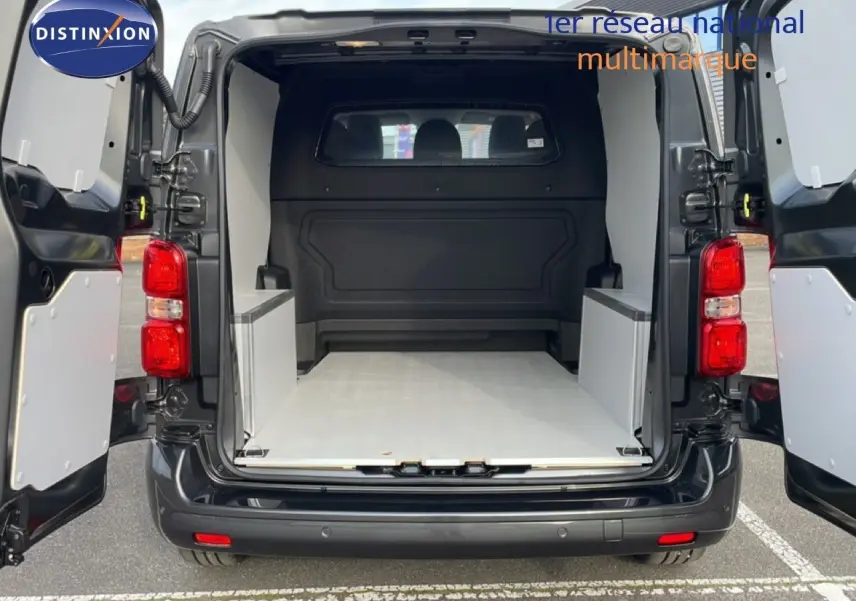 Vue arrière ouverte du Citroën Jumpy Cabine Approfondie gris titane, montrant l'espace de chargement vide et aménagé.