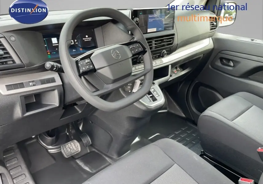 Vue intérieure côté conducteur du Citroën Jumpy cabine approfondie 2026, tableau de bord moderne et sièges tissu gris.