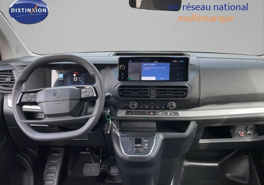 Vue intérieure avant du tableau de bord gris foncé du Citroën Jumpy Cabine Approfondie avec écran tactile et volant multifonction.