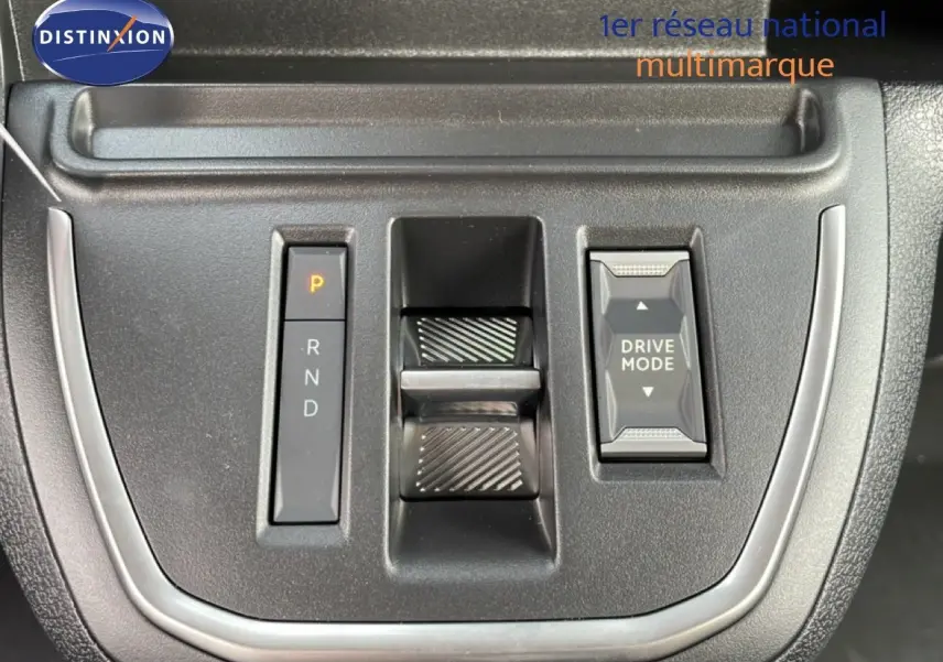 Gros plan sur la console centrale du Citroën Jumpy Cabine Approfondie gris titane, avec sélecteur de boîte auto et bouton Drive Mode.