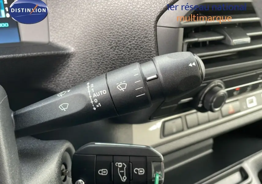 Détail intérieur montrant la commande d’essuie-glace et la clé de contact du Citroën Jumpy Cabine Approfondie gris titane.