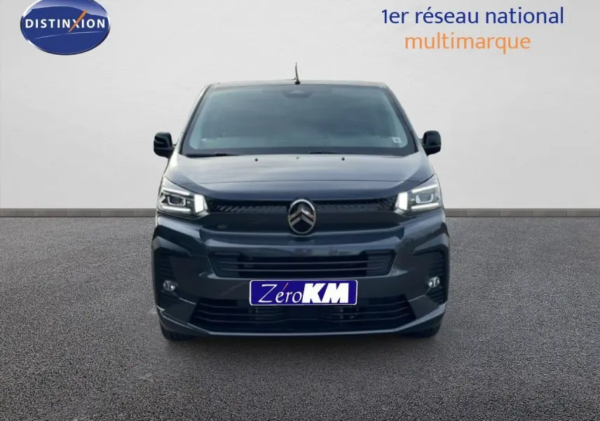 Vue avant du Citroën Jumpy Cabine Approfondie gris titane métal, avec calandre noire et phares LED allumés.