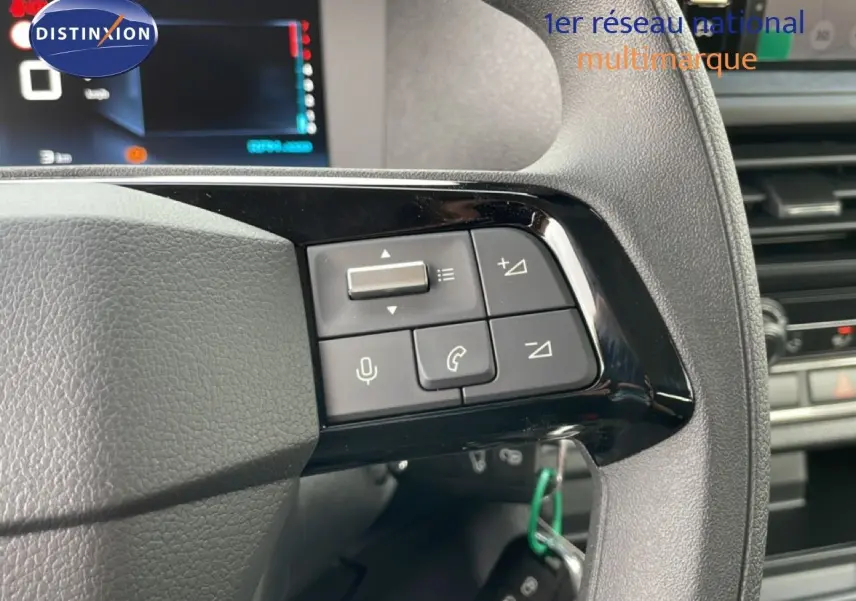 Gros plan sur les commandes multifonctions au volant du Citroën Jumpy Cabine Approfondie, intérieur noir moderne.