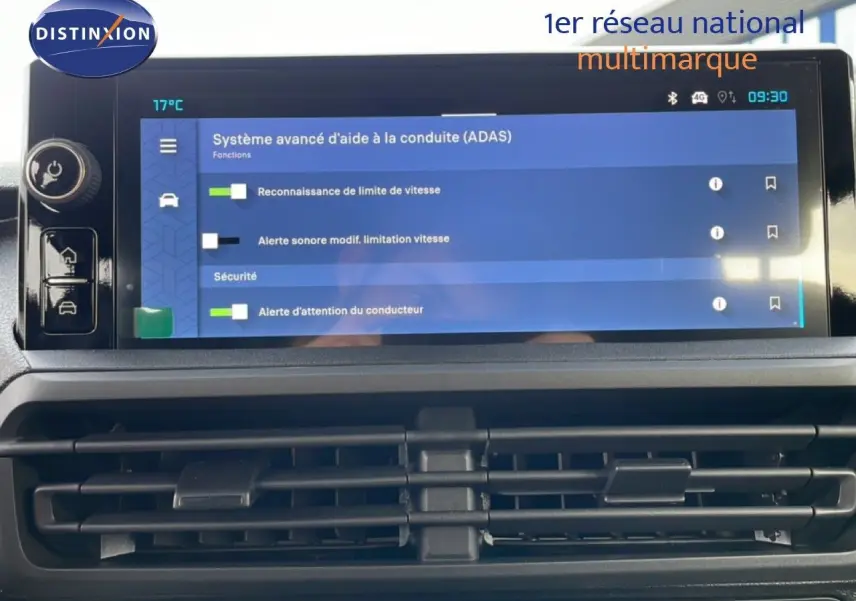 Écran tactile du système d'aide à la conduite dans l'habitacle du Citroën Jumpy Cabine Approfondie gris titane.