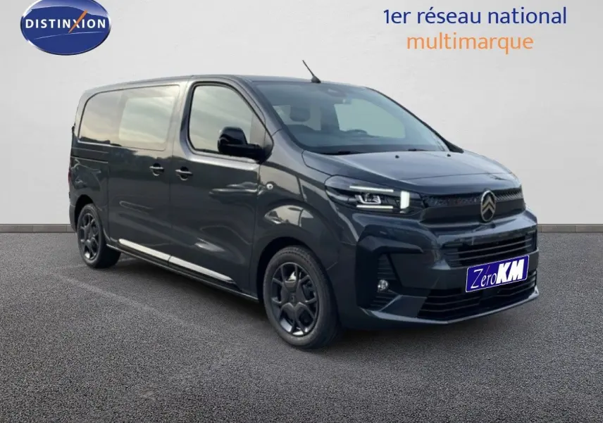 Vue 3/4 avant droit du Citroën Jumpy cabine approfondie gris titane métallisé avec calandre noire et jantes foncées.