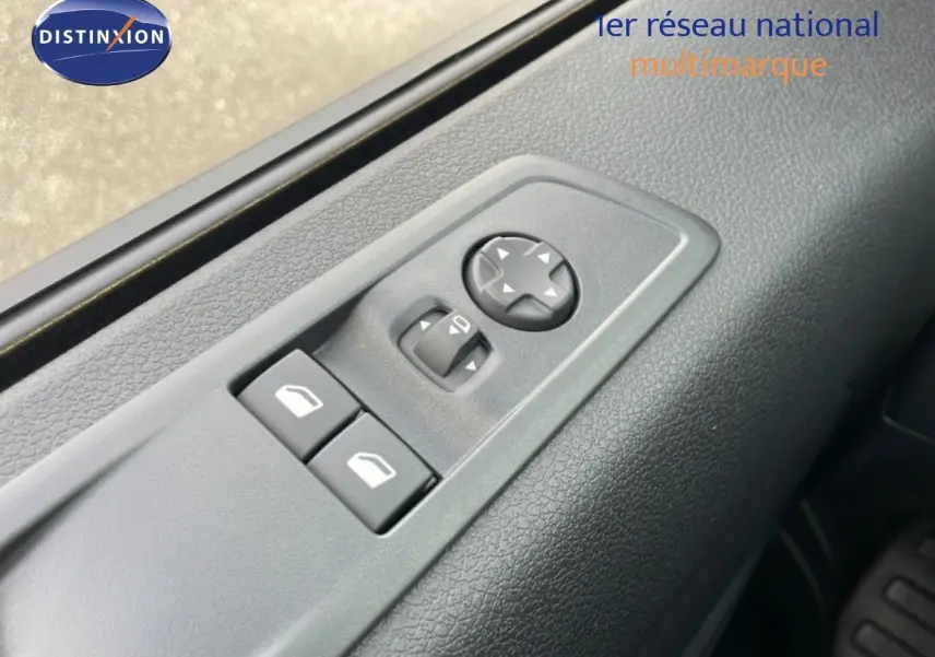 Gros plan sur les commandes de réglage des rétroviseurs et vitres côté conducteur du Citroën Jumpy gris titane.