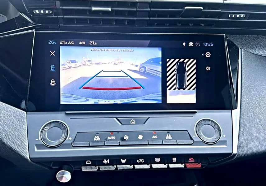 Vue rapprochée de l'écran tactile central affichant la caméra de recul dans l'habitacle d'une Peugeot 308 gris Artense.