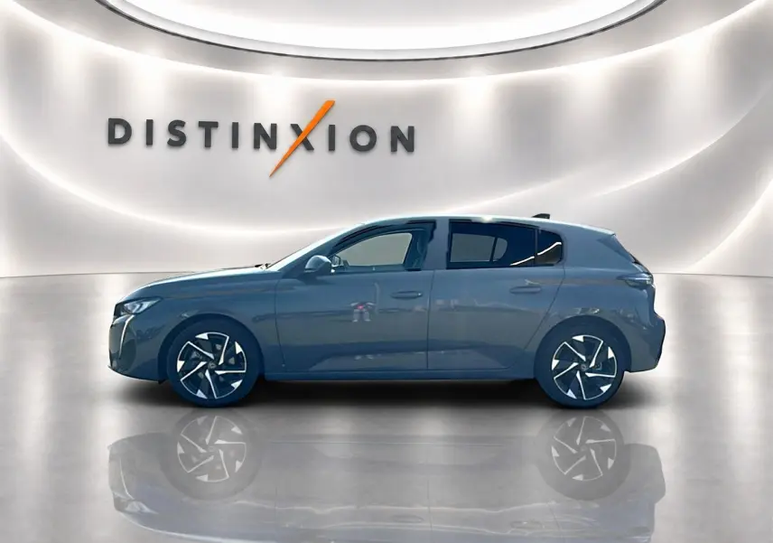 Peugeot 308 1.5 BlueHDi 130 Allure gris Artense vue profil droit dans un showroom lumineux.