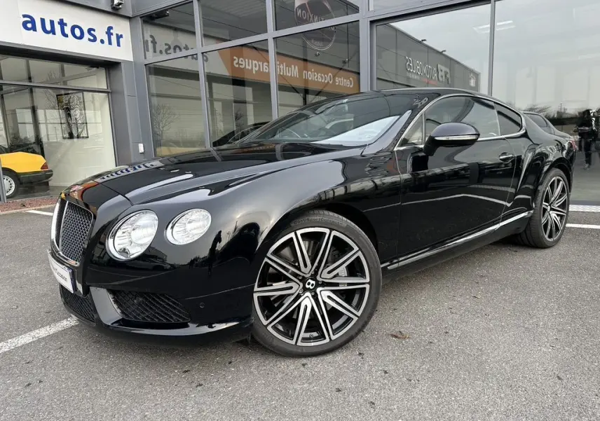 Bentley Continental GT 2013 noire vue en 3/4 avant droit, avec jantes Mulliner distinctives et calandre chromée.