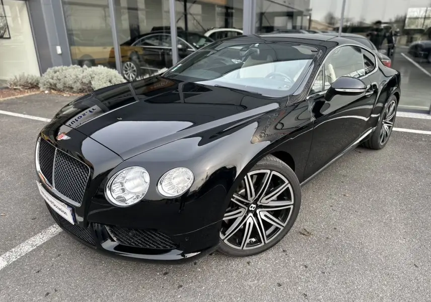 Bentley Continental GT 4.0 V8 Mulliner noire vue 3/4 avant droit, avec jantes distinctives et calandre imposante.