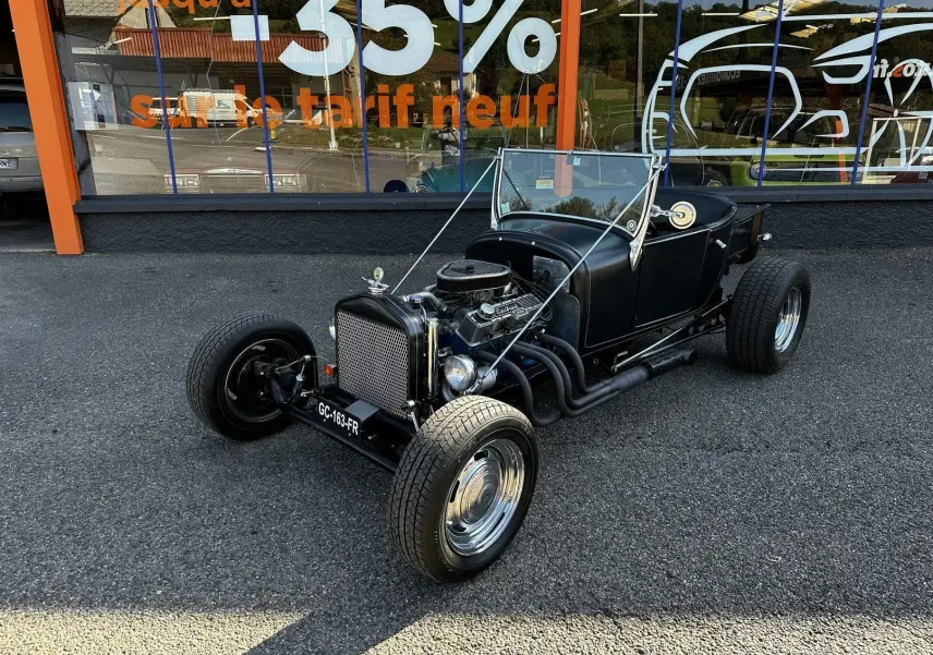 Ford T Hot Rod V8 noir vue 3/4 avant droit avec capote manuelle et moteur V8 apparent