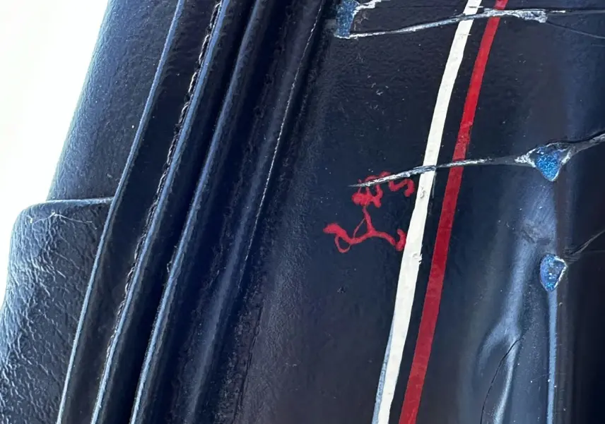 Détail du liseré rouge et blanc peint à la main sur la carrosserie noire du Ford T Hot Rod V8 1923.