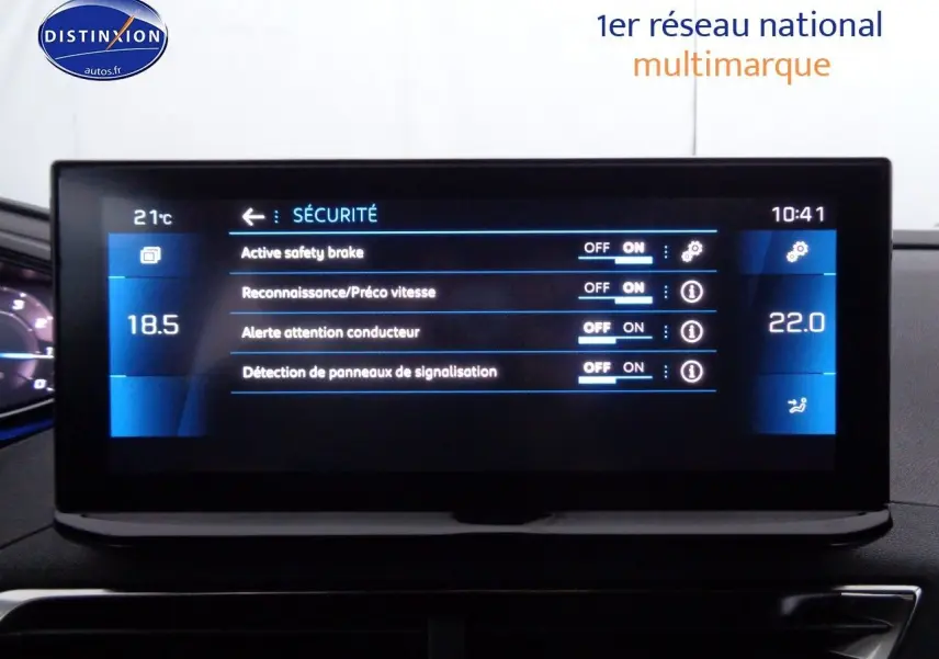 Écran central du tableau de bord du Peugeot 3008 2023 affichant les réglages de sécurité et la température intérieure.