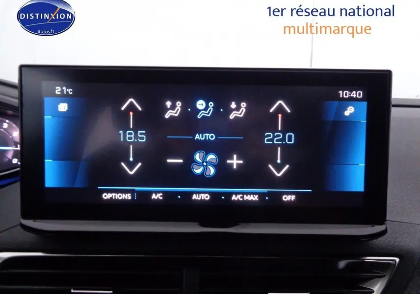 Écran tactile du système de climatisation du Peugeot 3008 noir métal, affichant les réglages de température et ventilation.