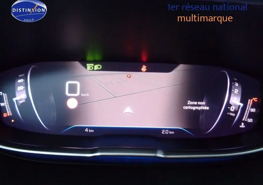 Tableau de bord numérique du Peugeot 3008 noir métal 2023 affichant la vitesse à 0 km/h et la navigation.