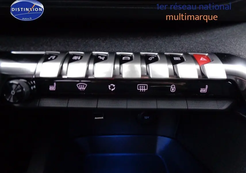 Gros plan sur la rangée de boutons argentés et noirs du tableau de bord du Peugeot 3008 noir métal 2023.