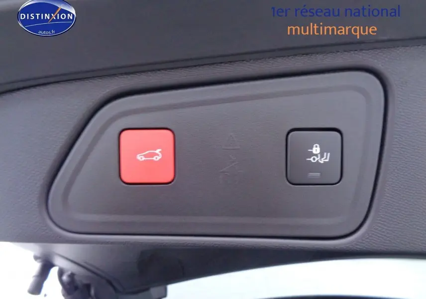 Boutons de commande du hayon électrique et verrouillage enfant sur le panneau intérieur d'un Peugeot 3008 noir métal 2023.