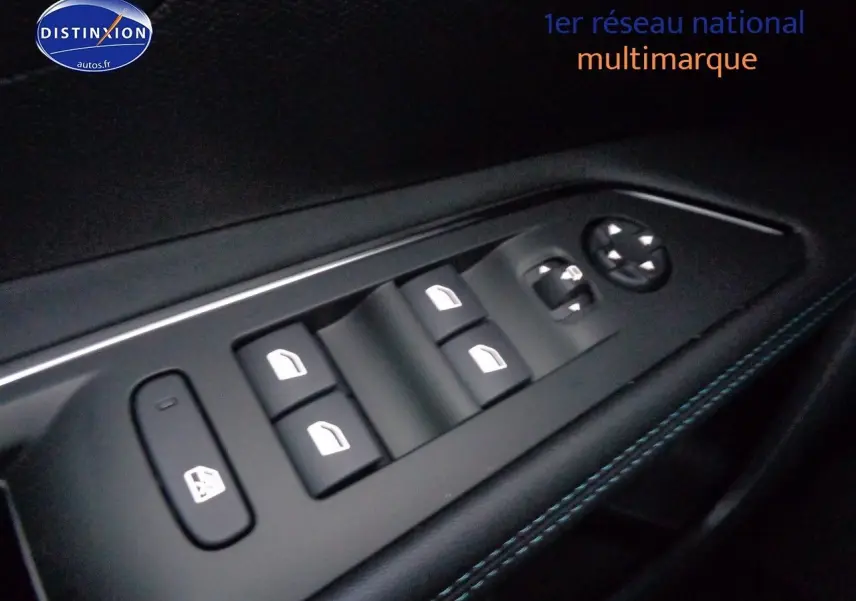 Gros plan sur les commandes des vitres et rétroviseurs côté gauche d’un Peugeot 3008 noir métal 2023.