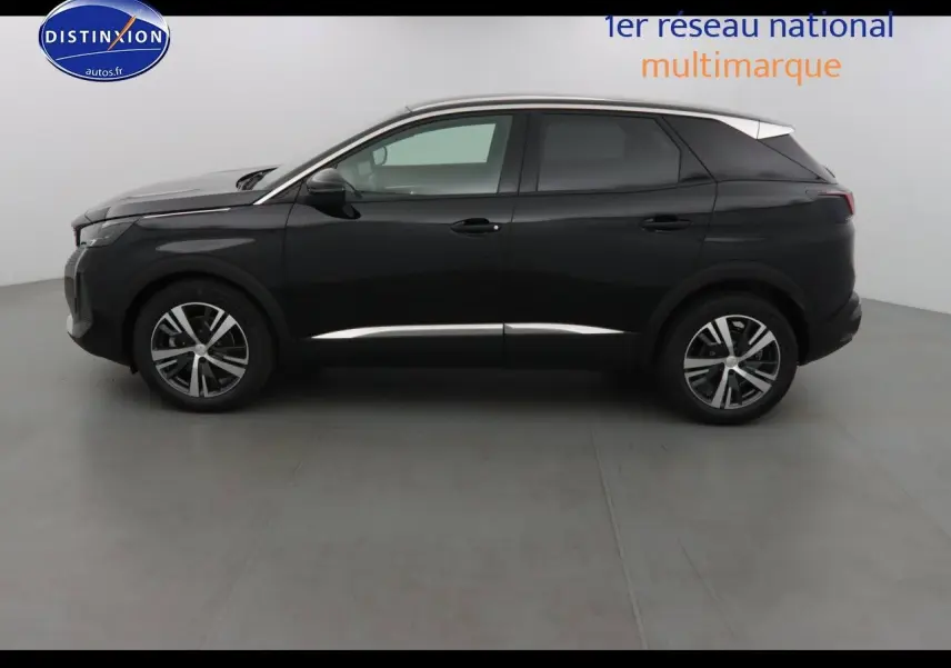 Profil latéral droit du Peugeot 3008 noir métal 2023 avec jantes alliage et toit contrasté blanc.