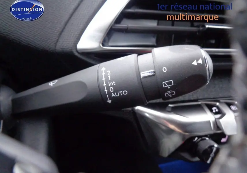 Gros plan sur la commande des essuie-glaces du Peugeot 3008 noir métal, avec détails des réglages automatiques et manuels.