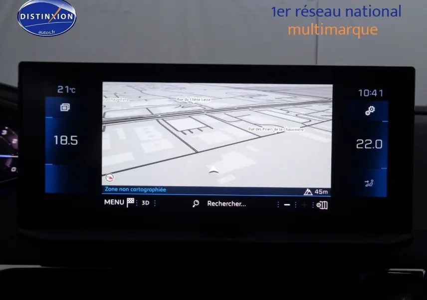 Écran central tactile affichant la navigation GPS dans l'habitacle d'une Peugeot 3008 noir métal 2023.