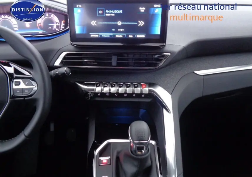 Vue intérieure centrée sur la console centrale et le levier de vitesse manuel du Peugeot 3008 noir métal 2023.