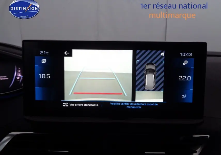 Écran central affichant la caméra de recul et l'aide au stationnement du Peugeot 3008 noir métal, vue intérieure.