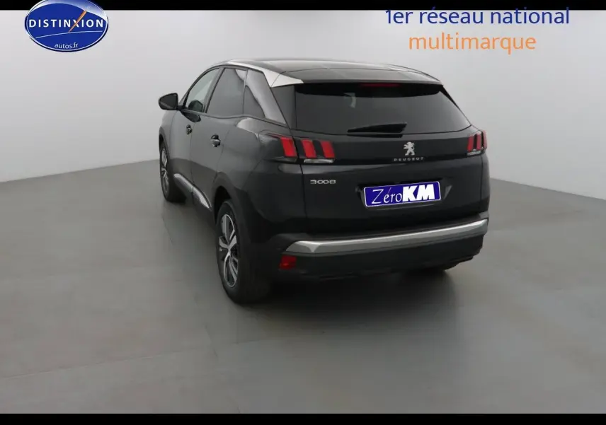 Vue 3/4 arrière gauche d'un Peugeot 3008 noir métal 2023 avec feux arrière à griffes et hayon fermé dans un studio.