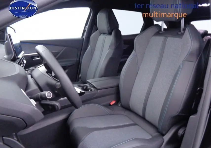 Intérieur du Peugeot 3008 2023 avec sièges avant en cuir noir et tissu gris, vue côté conducteur rapprochée.