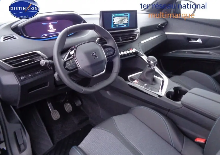 Intérieur avant droit du Peugeot 3008 noir métal 2023 avec volant compact, tableau de bord numérique et boîte manuelle.