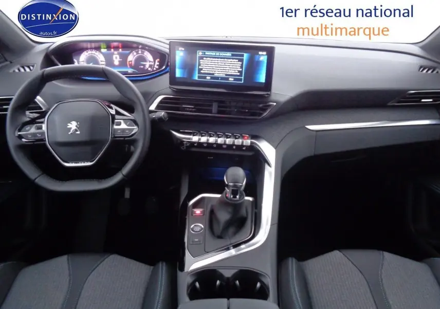 Intérieur Peugeot 3008 2023 noir métal, vue frontale du tableau de bord avec écran tactile et volant compact.