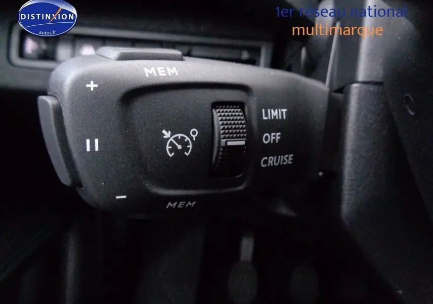 Gros plan sur la commande de régulateur de vitesse du Peugeot 3008 noir métal, version 2023 essence.