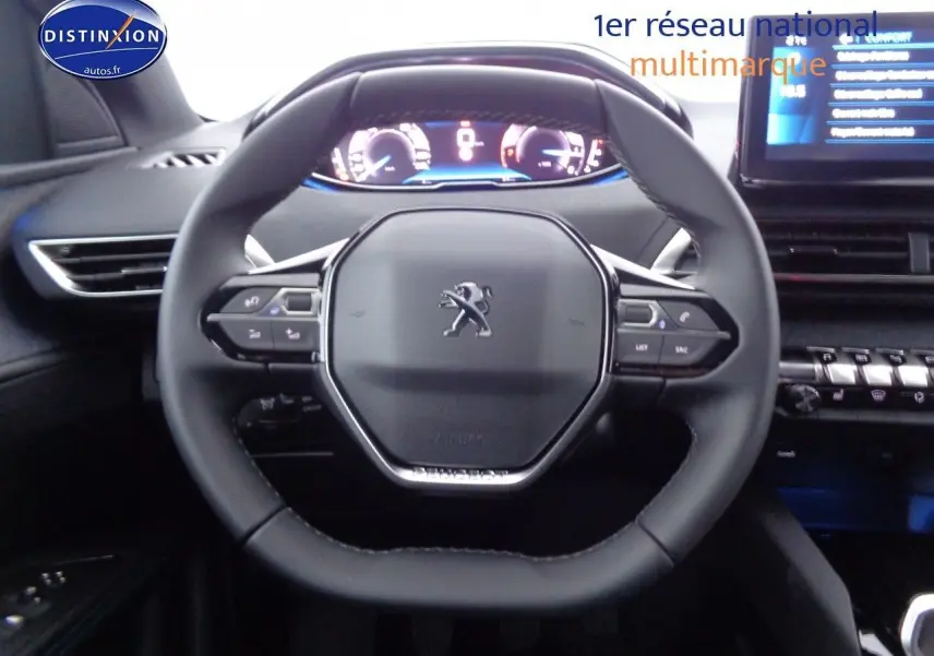 Vue frontale du volant noir de la Peugeot 3008 2023, avec tableau de bord numérique et écran tactile visible.