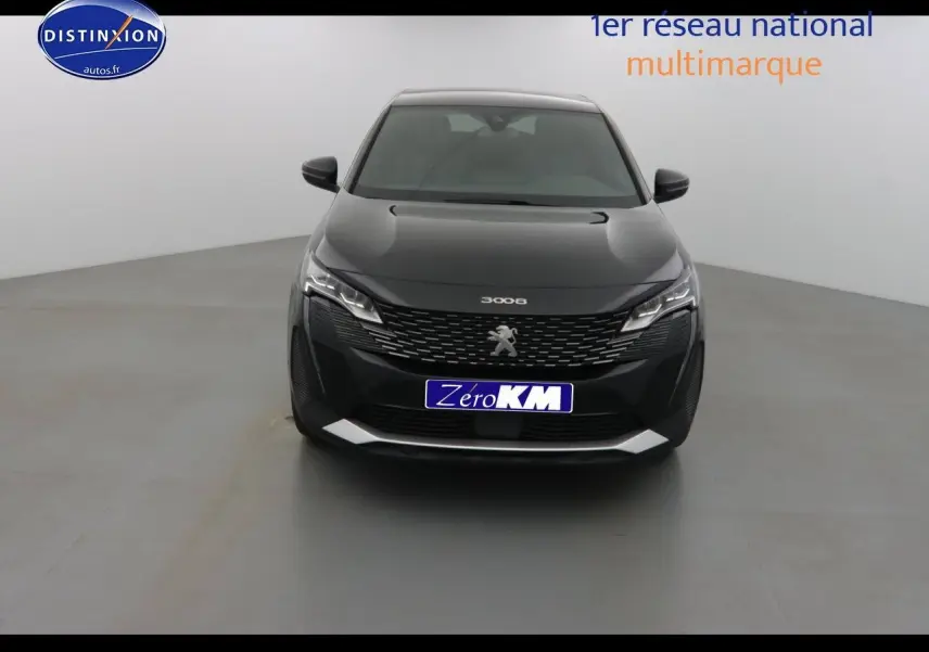 Peugeot 3008 noir métal vue de face dans un studio, mettant en valeur sa calandre et ses phares LED modernes.