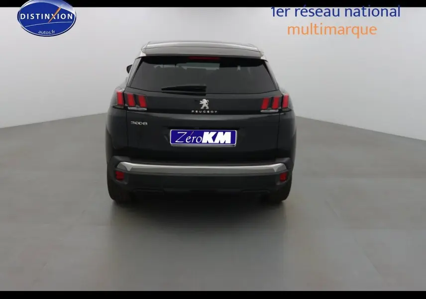 Vue arrière d'un Peugeot 3008 noir métal 2023 avec feux LED et hayon fermé dans un studio blanc.