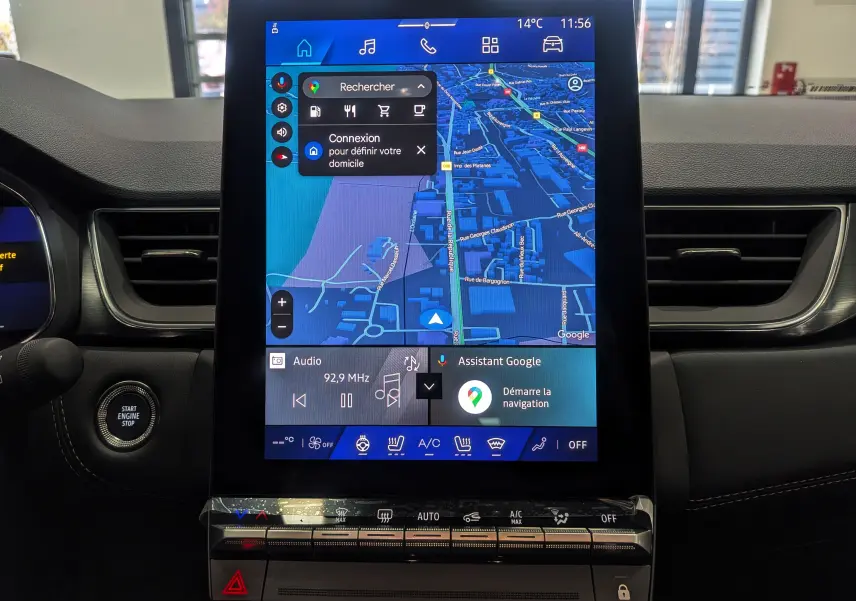 Écran tactile central affichant la navigation et commandes climatisation dans l'habitacle du Renault Symbioz gris Cassiopé 2025.
