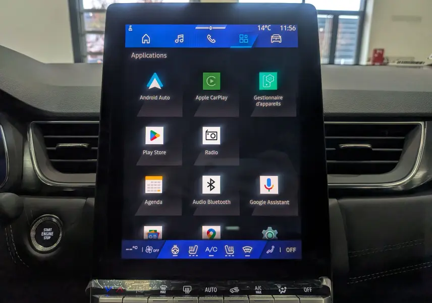 Écran tactile central affichant les applications multimédia dans l'habitacle du Renault Symbioz gris Cassiopé, version hybride 2025.