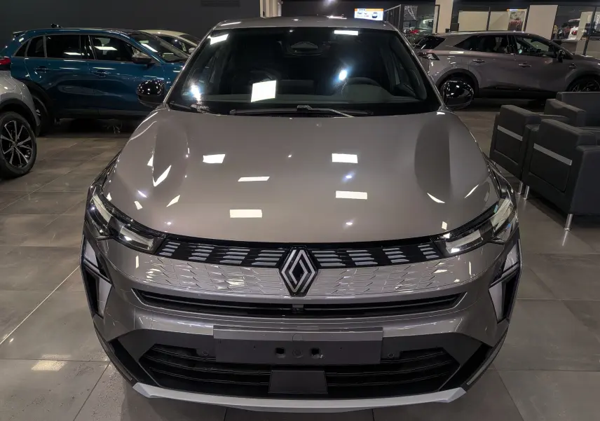 Vue frontale d'une Renault SYMBIOZ E-Tech full hybrid gris Cassiopé, soulignant sa calandre moderne et ses phares fins.