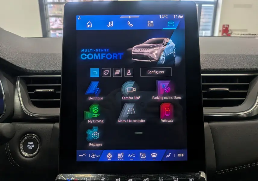 Écran tactile central du Renault Symbioz 2025 affichant les modes de conduite et aides à la conduite en intérieur noir.