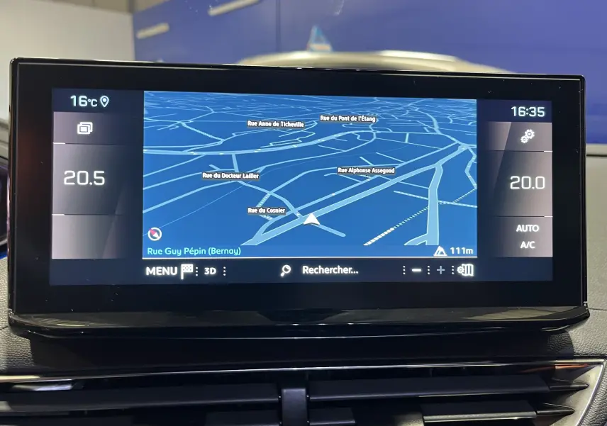 Écran tactile central du Peugeot 5008 2024 affichant la navigation avec carte bleue et température intérieure à 20°C.