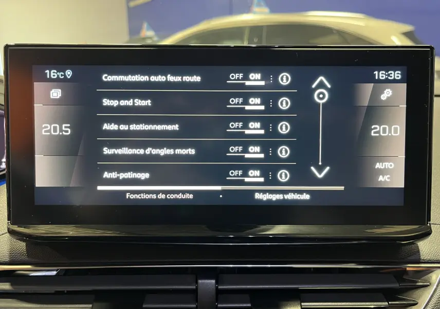 Écran tactile du système de climatisation du Peugeot 5008 gris platinium, affichant les réglages automatiques à 20,5°C et 20°C.
