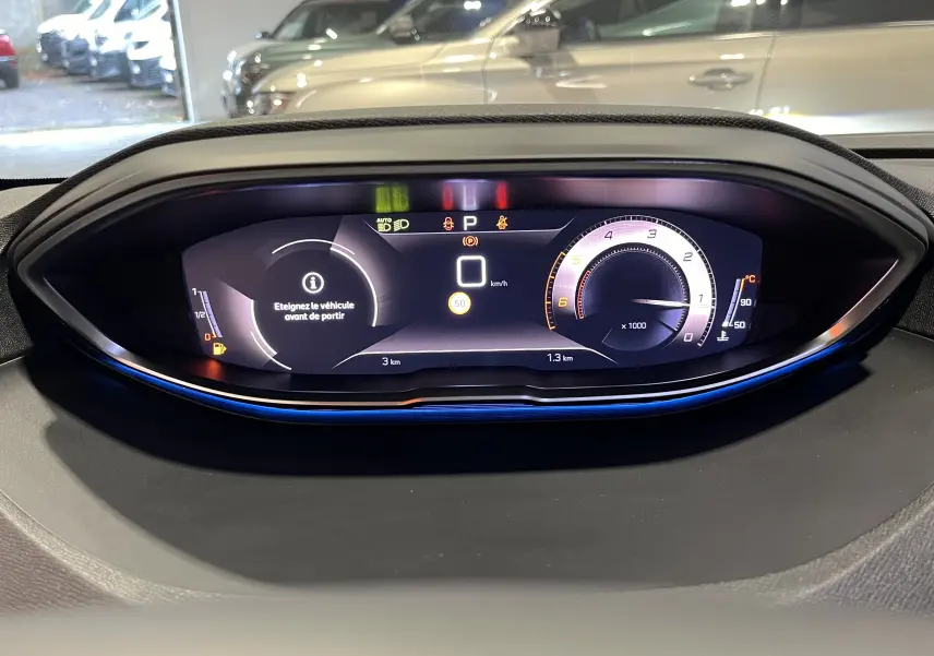 Tableau de bord numérique du Peugeot 5008 2024, affichage digital moderne avec éclairage bleu subtil.