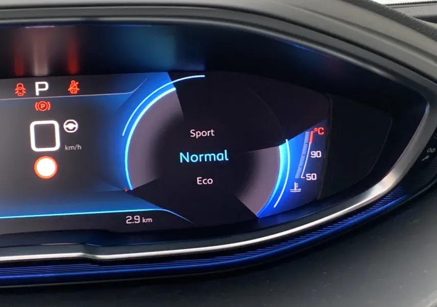 Gros plan sur la rangée de boutons chromés du tableau de bord du Peugeot 5008 gris platinium, avec bouton alarme rouge.