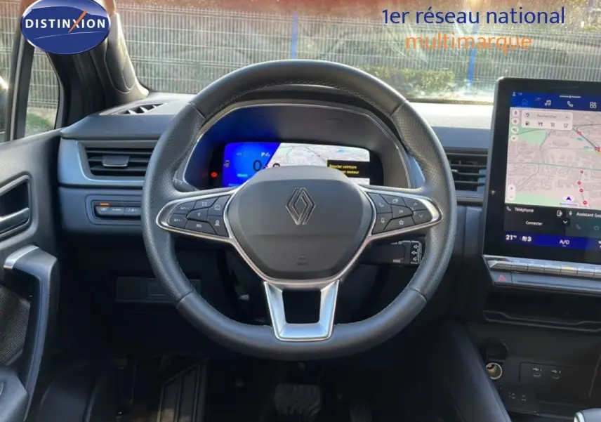 Vue intérieure centrée sur le volant noir et le tableau de bord digital du Renault Symbioz gris Cassiopée 2025.