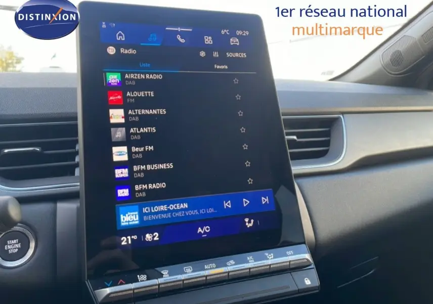 Intérieur du Renault Symbioz E-Tech hybride 2025, tableau de bord avec écran tactile central affichant les radios numériques.