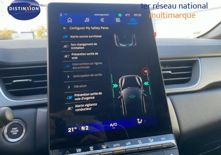 Écran tactile central du tableau de bord du Renault Symbioz gris cassiopée, affichant les aides à la conduite.
